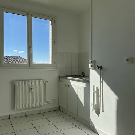 Rent this 3 bed apartment on 48 Avenue Léon Blum in 69150 Décines-Charpieu, France