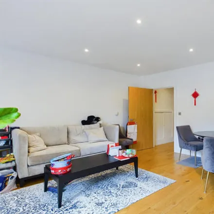 Image 3 - Silverworks Close, London, NW9 0FD, United Kingdom - Townhouse for rent