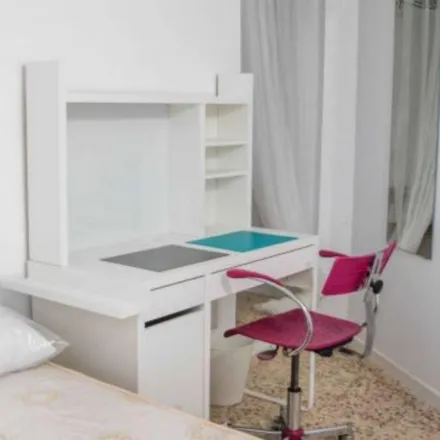 Rent this 6 bed room on Biblioteca d'Educació "María Moliner" in Carrer de Ramon Llull, 46022 Valencia