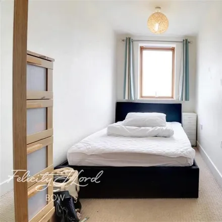 Image 9 - Suttons Wharf South, Palmers Road, London, E2 0TA, United Kingdom - Apartment for rent