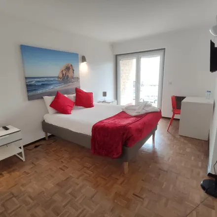 Rent this 12 bed room on Rua Doutor Flávio Resende in 2775-291 Cascais, Portugal