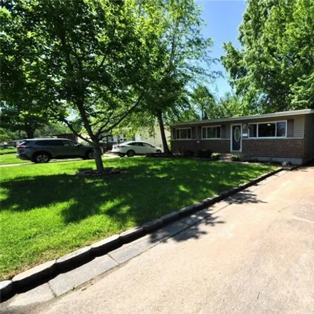 Image 3 - 870 Kostka Lane, Florissant, MO 63031, USA - House for sale