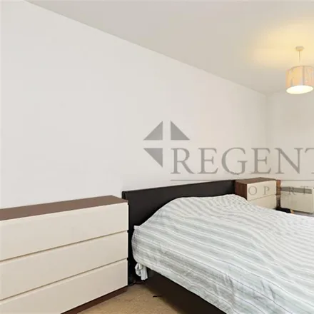 Image 3 - Sullivan Close, London, SW11 2NN, United Kingdom - Apartment for rent