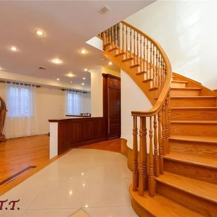 Image 7 - 2307 East 66th Street, New York, NY 11234, USA - House for sale