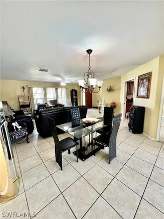 Image 4 - 629 Southeast 10th Place, Cape Coral, FL 33990, USA - House for sale