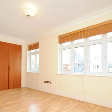 Rent this 5 bed townhouse on Whitcome Mews in London, TW9 4BT