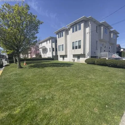 Rent this 3 bed condo on 131 East Palisades Boulevard in Palisades Park, NJ 07650
