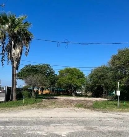Buy this studio house on 557 North Church Street in Rockport, TX 78382