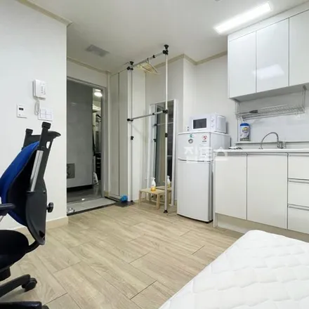 Rent this studio apartment on 서울특별시 관악구 봉천동 1619-18