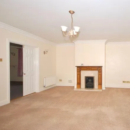 Image 3 - Southway Drive, Yeovil, BA21 3QJ, United Kingdom - House for rent