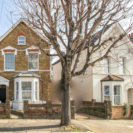Rent this 4 bed townhouse on Grove Park Road in London, N15 4SN