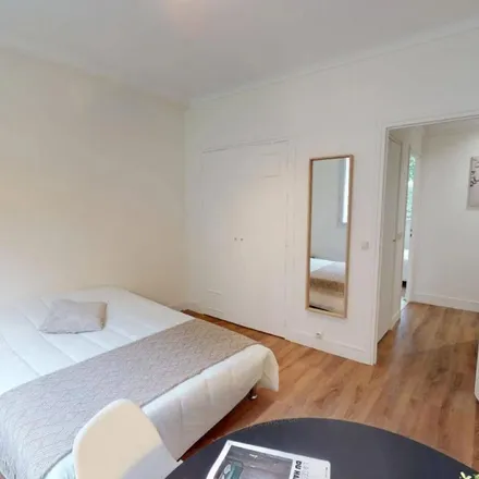 Rent this 3 bed apartment on 8 Rue de la Crèche in 75017 Paris, France