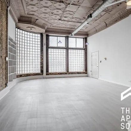 Rent this 4 bed apartment on 1621 N Kedzie Ave