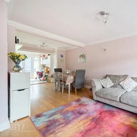 Image 2 - West Malling Way, London, RM12 5RS, United Kingdom - House for sale