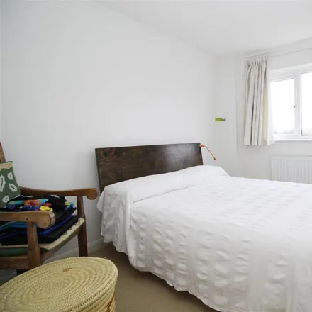 Image 7 - Lingfield Drive, Pound Hill, RH10 7XQ, United Kingdom - House for rent