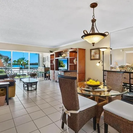 Image 2 - 686 Sutton Place, Longboat Key, Manatee County, FL 34228, USA - Apartment for rent
