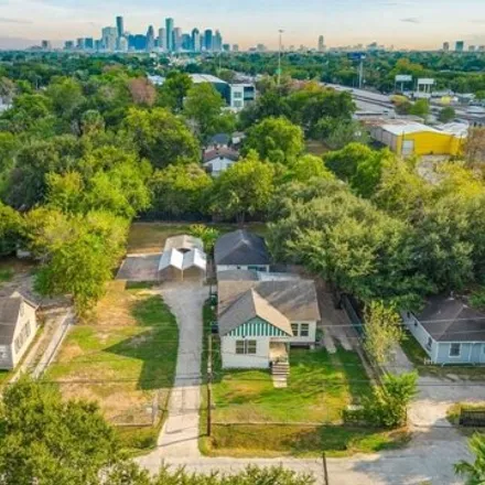 Buy this studio house on 291 Sylvester Road in Houston, TX 77009