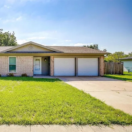 Rent this 3 bed house on 629 Lynnewood Avenue in Burleson, TX 76028