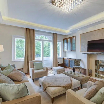 Rent this 4 bed apartment on Prince Albert Road in London, NW8 7EH