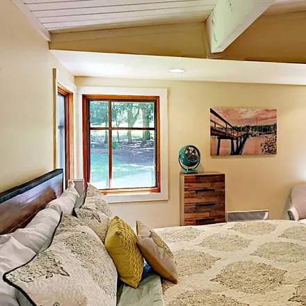 Rent this 3 bed house on Bainbridge Island in WA, 98110