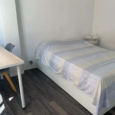 Rent this 5 bed room on Cau Muixeranguer de Castelló in Avenida Alcora, 24