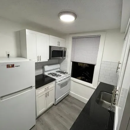 Image 2 - 7124 Bay Drive, Isle of Normandy, Miami Beach, FL 33141, USA - Apartment for rent