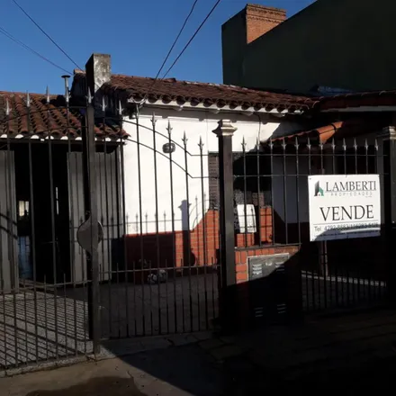 Buy this 2 bed house on Mendoza in Partido de Quilmes, 1882 Ezpeleta