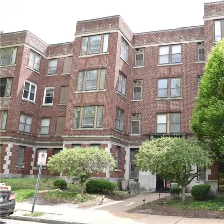 Buy this 1 bed condo on The Georgian Court in 5660 Kingsbury Place, St. Louis