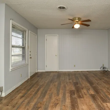Image 5 - 4613 Elgin Avenue, Lubbock, TX 79413, USA - House for sale