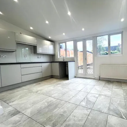 Image 4 - Treswell Road, London, RM9 6XL, United Kingdom - House for rent