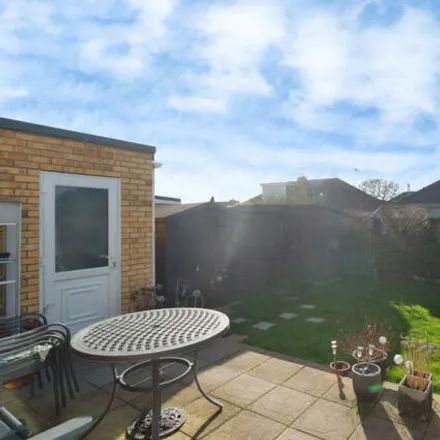 Image 4 - Wren Close, Southend-on-Sea, SS9 5AG, United Kingdom - Duplex for sale