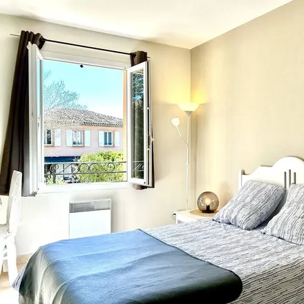 Rent this 3 bed house on Piste La Roque d’Anthéron / Mallemort in 13370 Mallemort, France