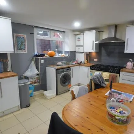 Image 2 - 45 Brudenell Mount, Leeds, LS6 1HT, United Kingdom - House for rent