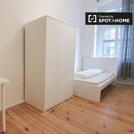 Rent this 4 bed room on DEALLEGO000176 in Lenaustraße, 12047 Berlin