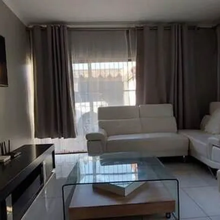 Rent this 3 bed apartment on Ross Drive in The Orchards, Akasia