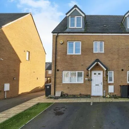 Buy this 4 bed townhouse on unnamed road in Dunstable, LU5 4FP
