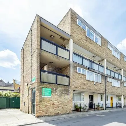 Buy this 3 bed apartment on 1-16 Hawthorne Close in London, N1 4AW