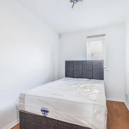 Rent this 2 bed apartment on Grinstead Road in London, SE8 5BJ