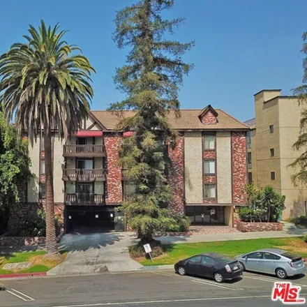 Buy this 1 bed condo on La Fayette Park Place in Los Angeles, CA 90057