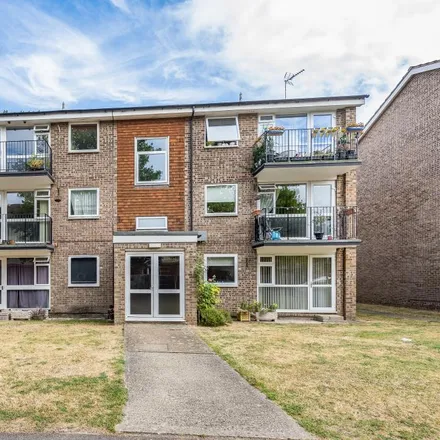 Rent this 2 bed apartment on 60 Bath Road in Reading, RG30 2AY