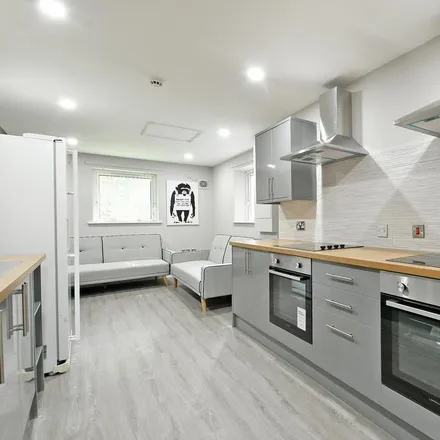 Rent this 1 bed townhouse on The Turkey Oak Avenue in Sheffield, S2 2SG
