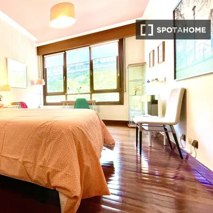 Rent this 4 bed room on Attico 14 Cafe in Alameda Mazarredo / Mazarredo zumarkalea, 14