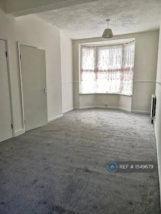 Rent this 5 bed townhouse on 84 Ferndale Road in London, E11 3DW