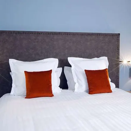 Rent this 1 bed apartment on 2 Avenue des Bergères in 92800 Puteaux, France