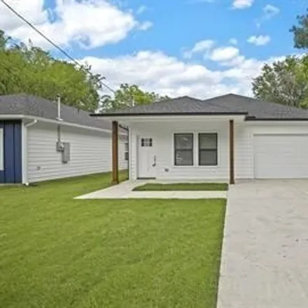 Rent this 3 bed house on 1115 South Montgomery Street in Sherman, TX 75090