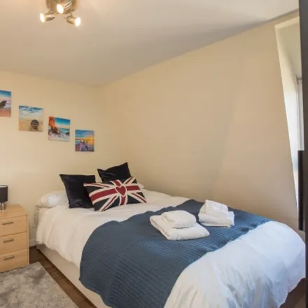Rent this 3 bed apartment on 24 Clapham Road in London, SW9 0JG