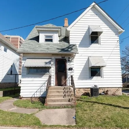 Buy this studio house on Chamberlain Street in Rockford, IL 61107