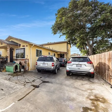 Buy this studio townhouse on 676 West 77th Street in Los Angeles, CA 90044