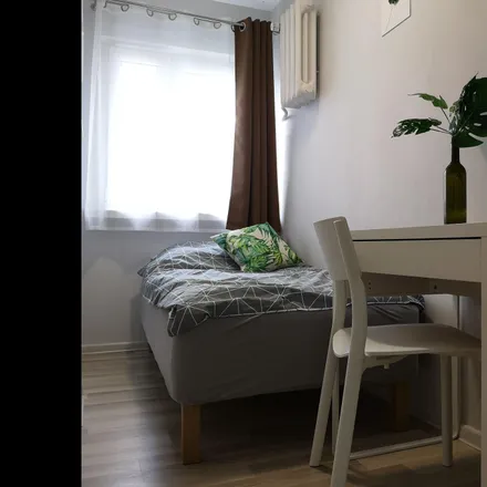 Rent this 4 bed room on Aleja "Solidarności" 98 in 01-016 Warsaw, Poland