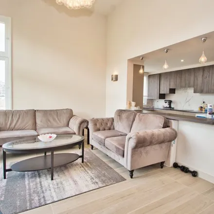 Rent this 2 bed apartment on Water Gardens (1-47) in Burwood Place, London